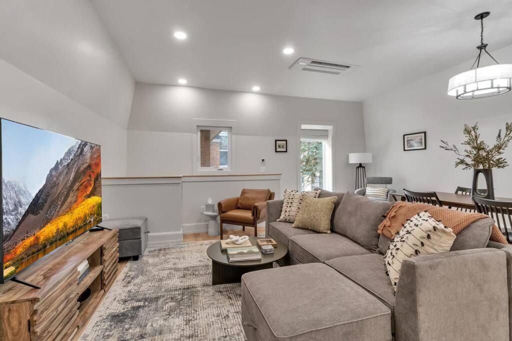 버펄로 Carriage House Loft - King Bed And Garage Parking 아파트 외부 사진